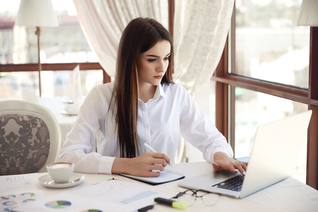 gestao-financeira-empresarial-mulher-fazendo-a-gestao-financeira-de-uma-empresa